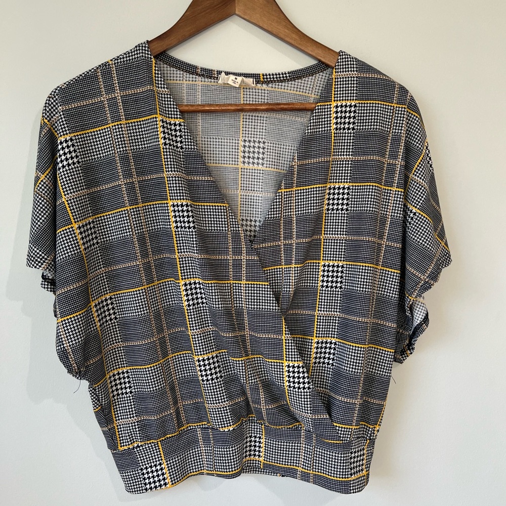 Emma and Asher Black and White Blouse Sz M Stretch V Nech Top Shirt
